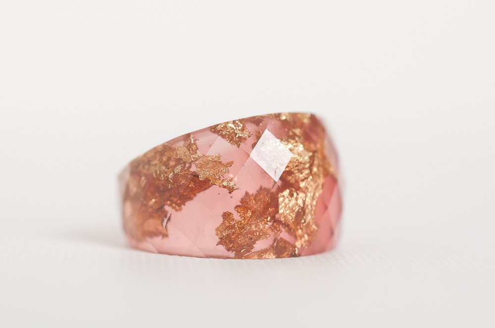 cranberry red round faceted eco resin ring featuring gold leaf flakes - size 5.5