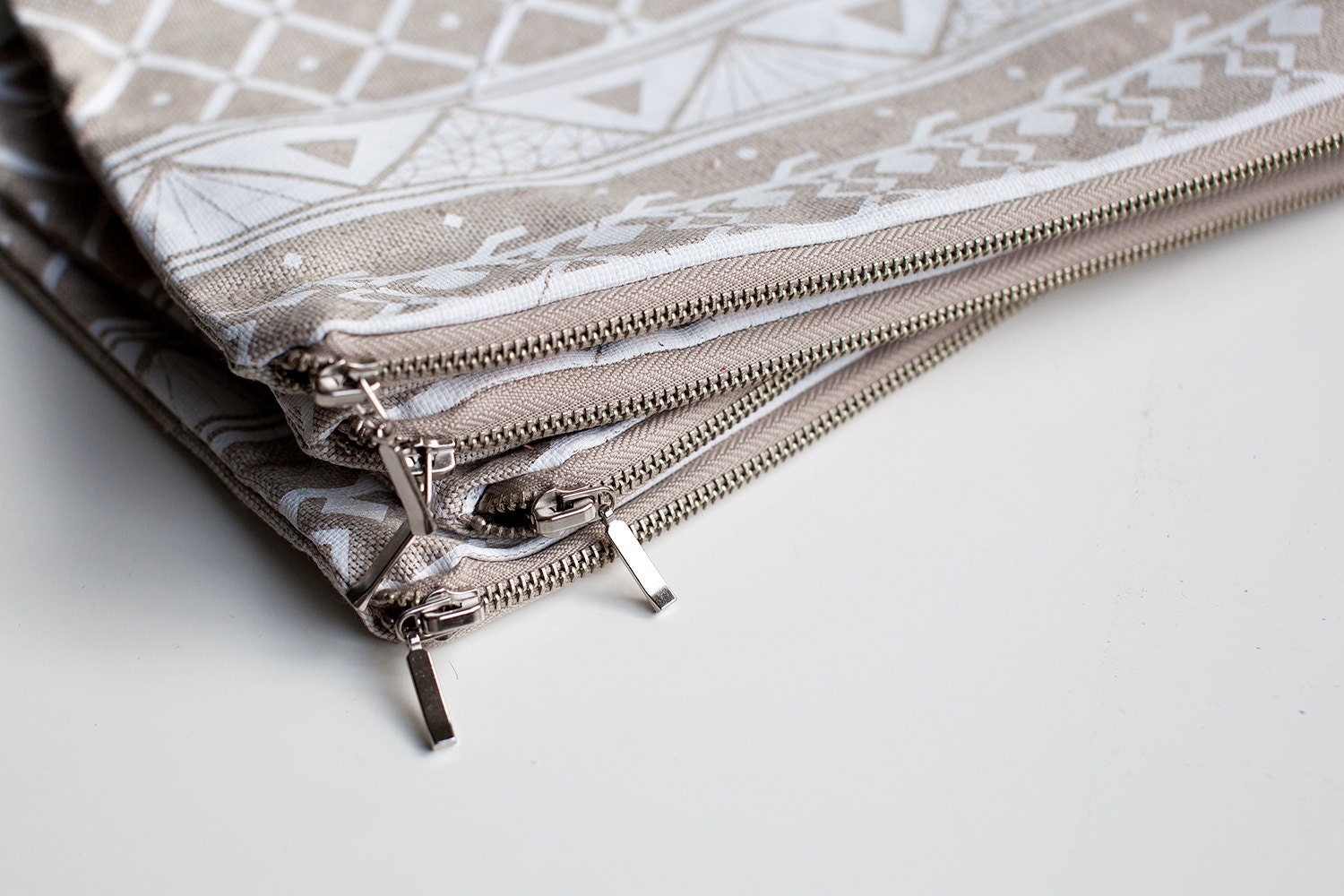 Triangle Printed Leather Pouch white No. ZP-601
