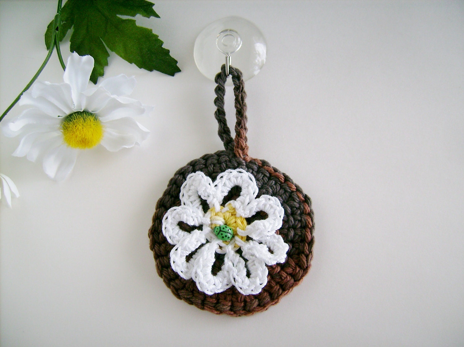 Dishwasher Clean - Dirty Sign, Daisy Flower with Ladybug and Suction Hook, Crocheted