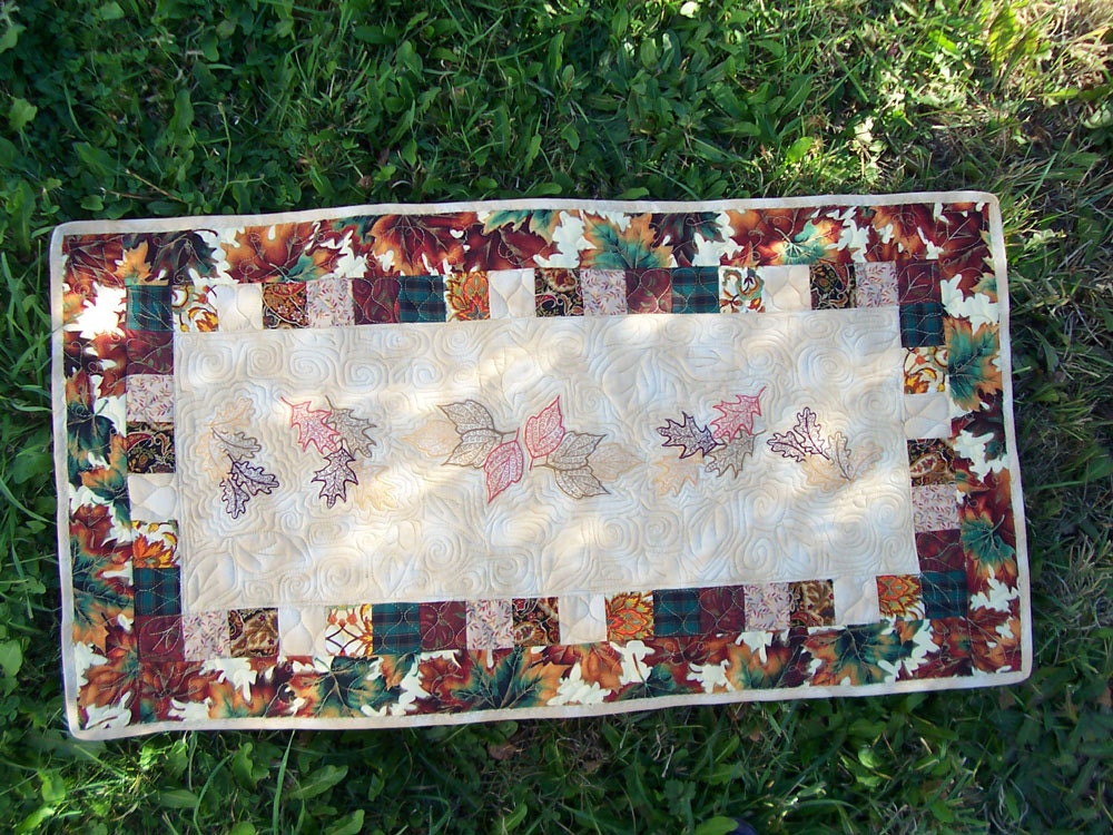 FALL LEAVES Quilted Table Runner