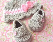 Baby Girl Booties and Hat - Modern Crochet Shower Set - Loafer Shoe Cloche Hat Bow - Infant Size 2 Oxford Shoe - 3 to 6 Months - Gift Boxed