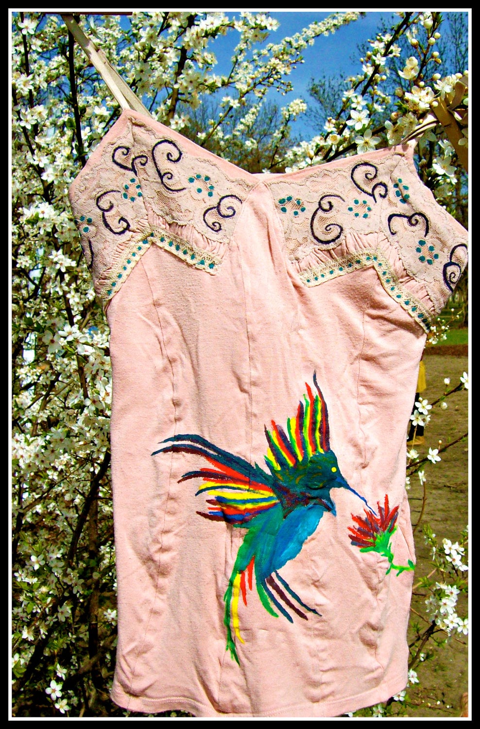 pink spagetti-strap shirt with colorful hummingbird - frogwears