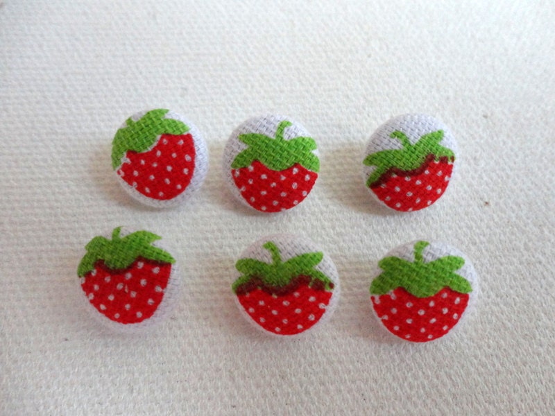 Fabric Covered Buttons - strawberry - fruit -100% cotton 6 small Fabric buttons,6 buttons x 1.3 cm (0.51'' ") in diameter