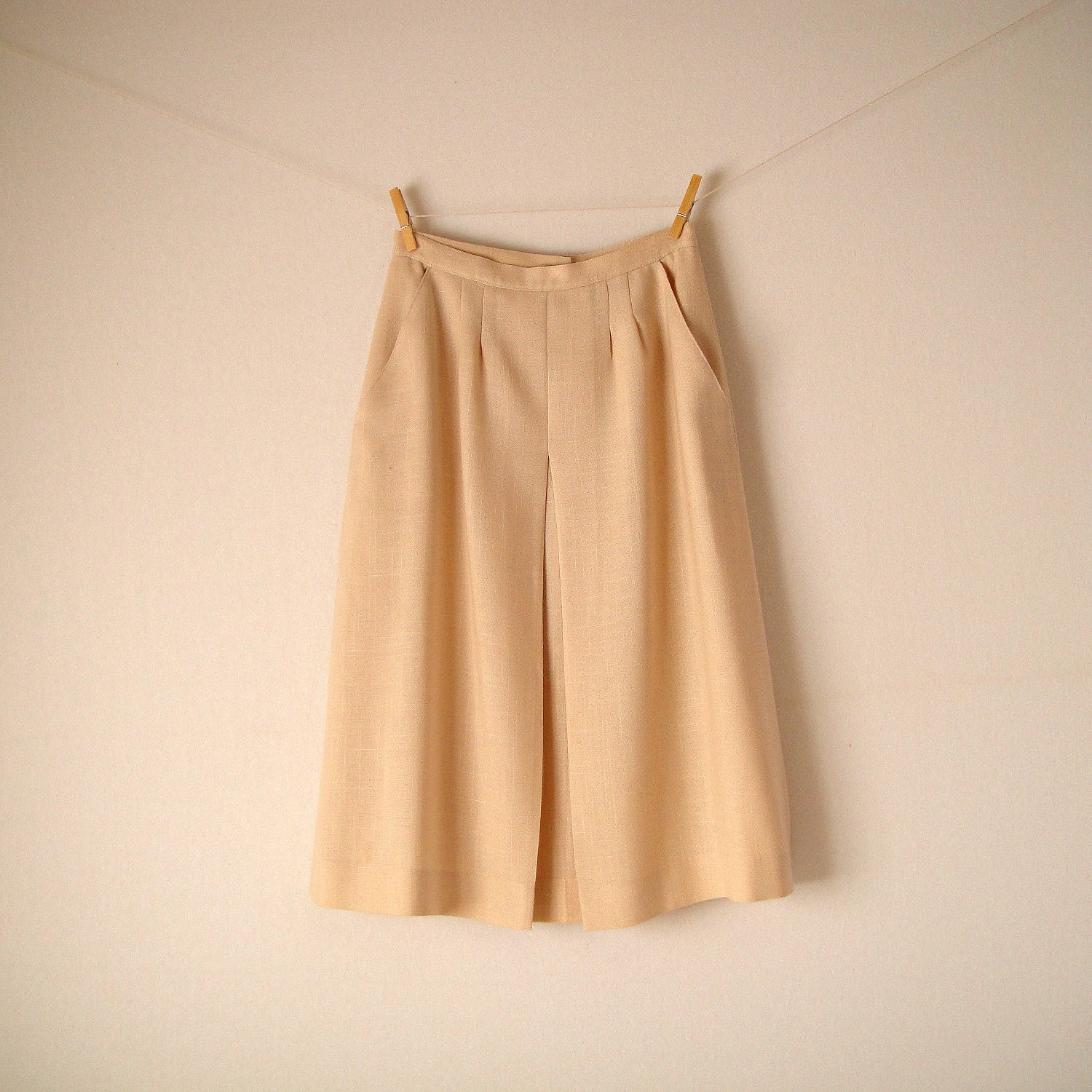 On Sale - Vintage 70's Retro Cream Flare Skirt. Center Pleat. Pleated. A Line Skirt. Pockets. High Waist. Preppy. Classic. Small S
