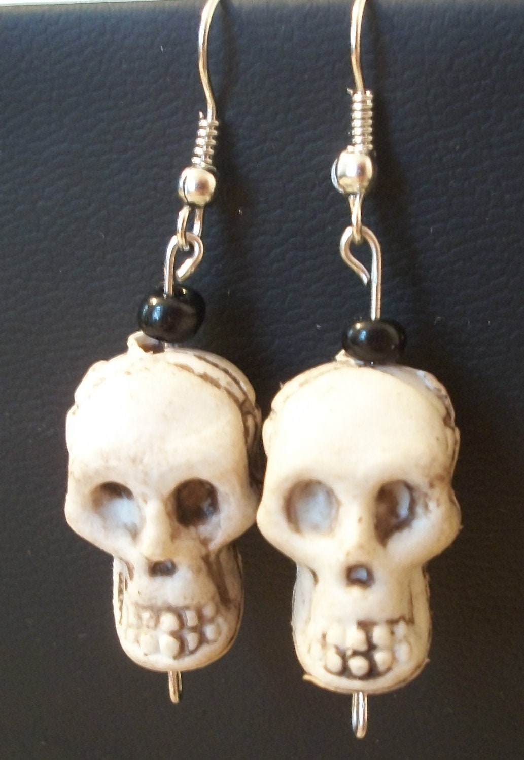 Simple Dangling Skull Earrings (black)