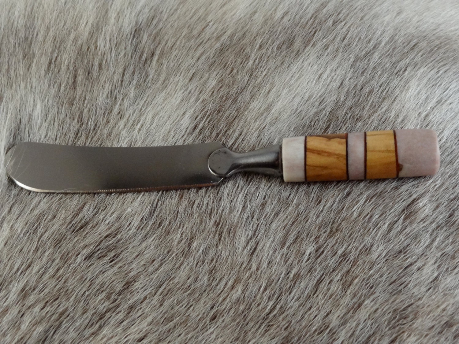 Butter knife with a handmade reindeer antler and olive wood handle. presented in a gift box.