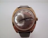Vintage 1979 Timex Electric Retro Style Mens Wrist Watch in Goldtone Case W/Sweep Second & Day/Date Black Leather Strap