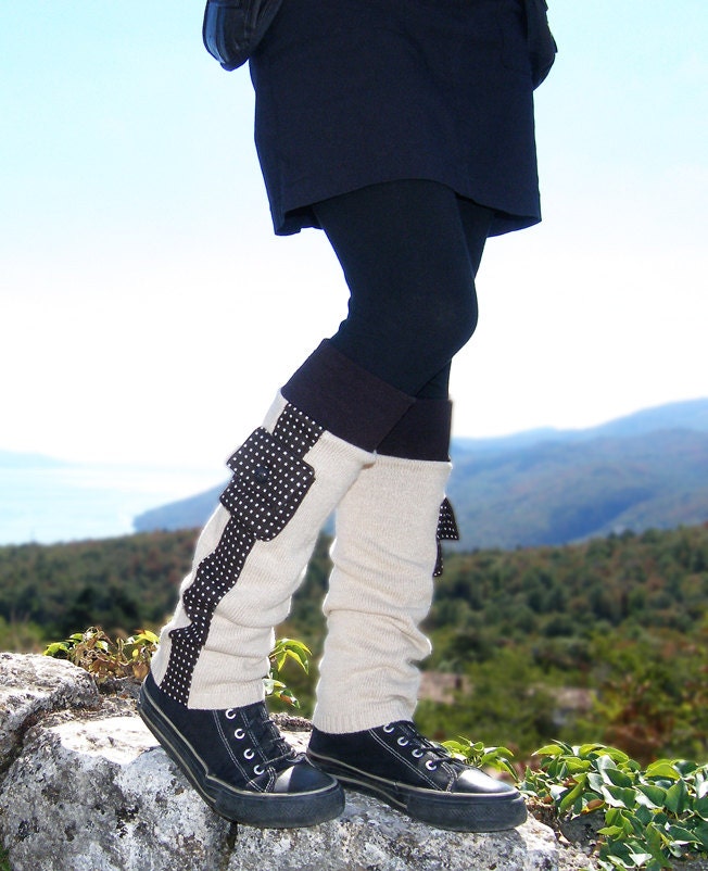 Wool leg warmers in dark brown and beige with tiny pockets