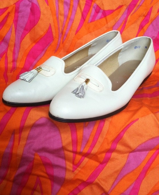iii Vintage Cream and Gold Leather Tassled Loafers iii