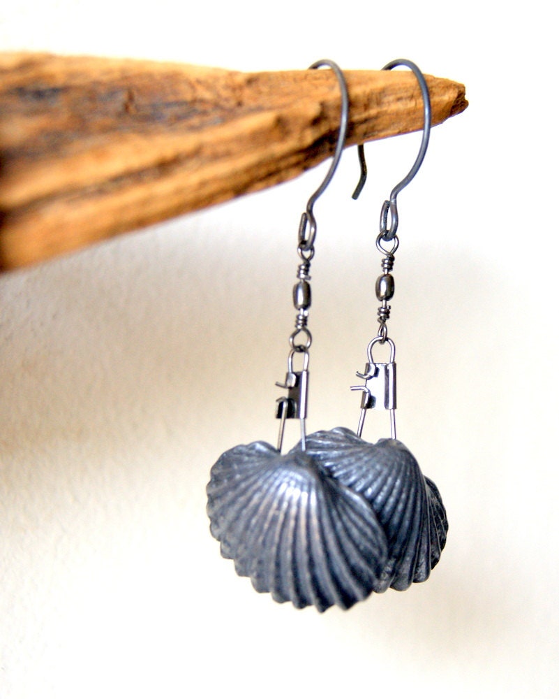 Vintage Shell Earrings, metal shells, swivel snaps, nautical fashion, beach, eco fashion, summer fashion