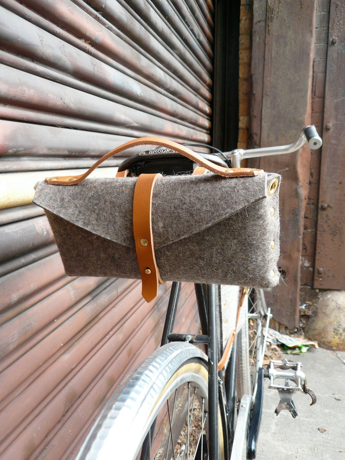 bicycle saddle bag in honey and felt