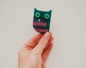 Owl brooch with button eyes - jade green wool