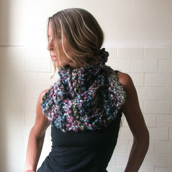 iLEAiYE Chunky Cowl scarf, in a Blue marble toned yarn