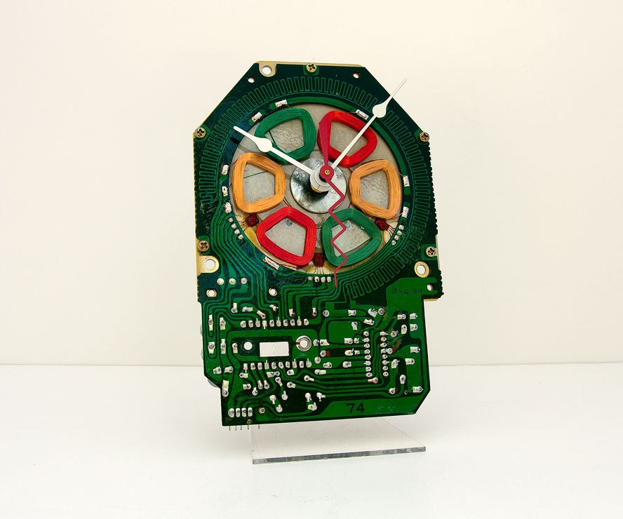 Clock made from a turntable motor circuit board