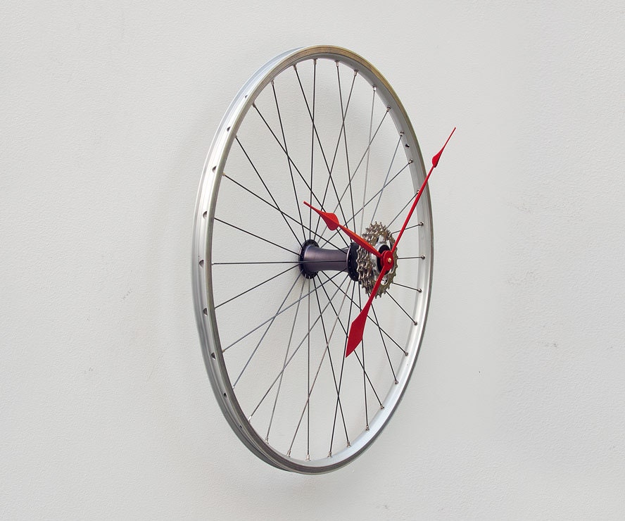 Recycled Bike Wheel Wall Clock                     Tasarımcı : Allan Young