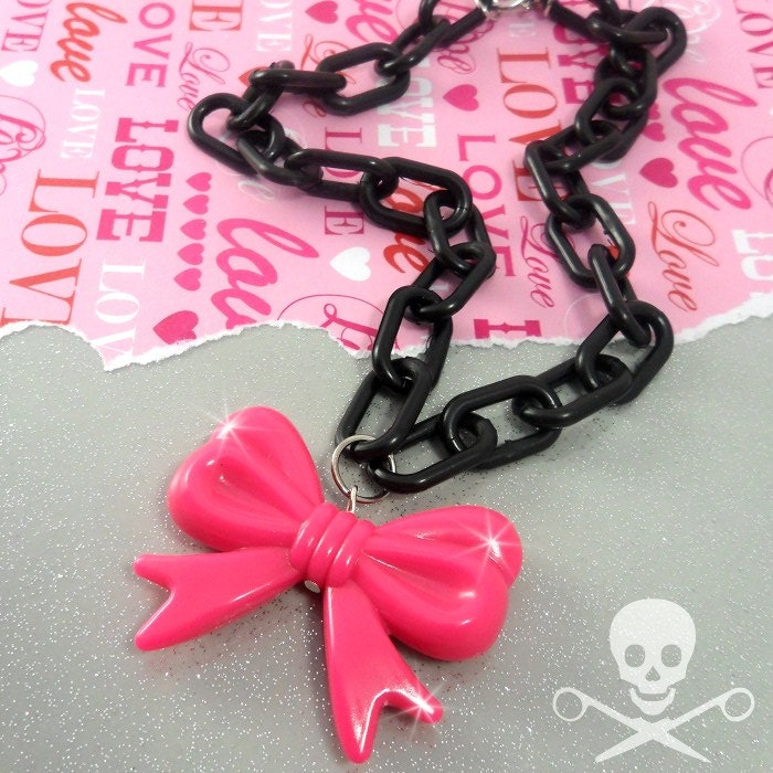 SCENE BOW - Pink and Black Chunky Charm Necklace
