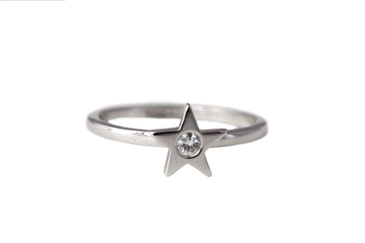 Twinkle Star Ring. Silver and Brilliant Cut Diamond.