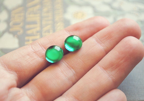 emerald green dew drop earrings by yeahhello