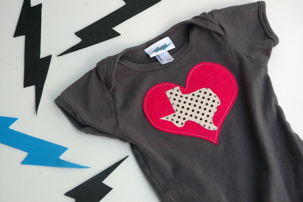I Love Texas Baby Toddler Bodysuit Charcoal and Pink Flambe or Cherry Red Heart size 3-6m, 6-12m, 12-18m - babybolt
