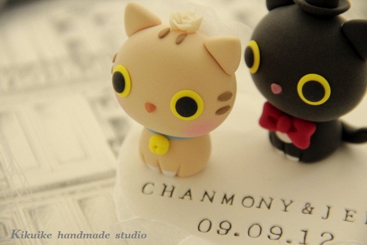 lovley kitty and cat bride and groom wedding cake topper