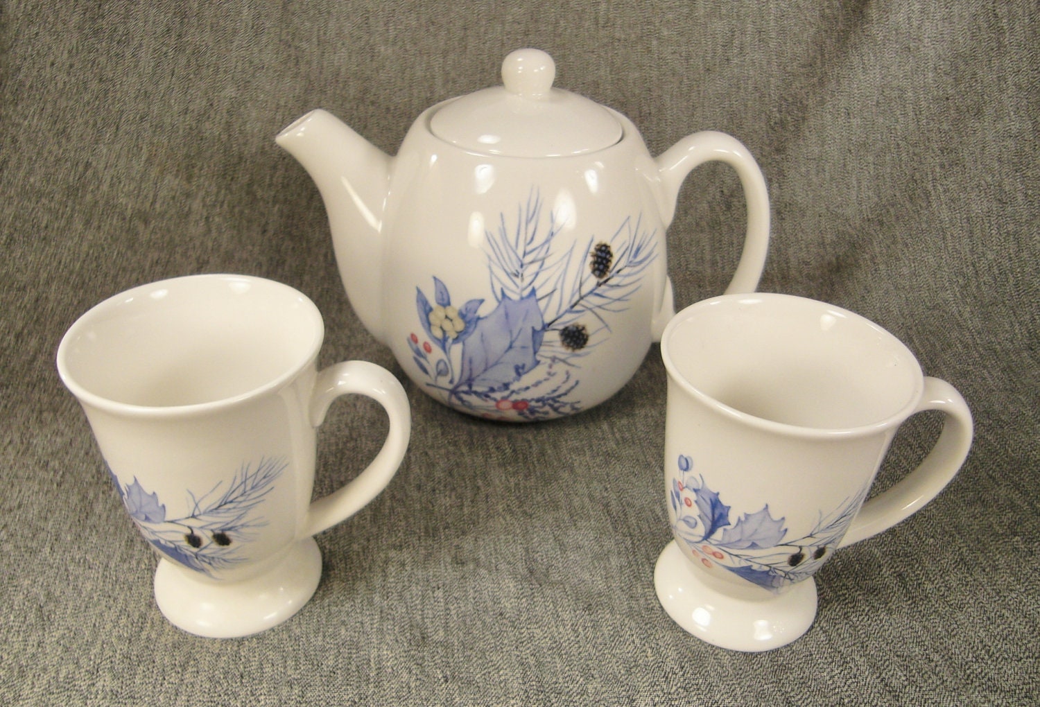 HOLIDAYS  Teapot  SET Two cups  Moderne   pottery  1980s  signed  made in USA great condition