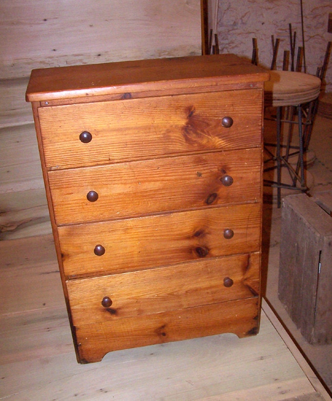 Small Dresser in Vintage Pine