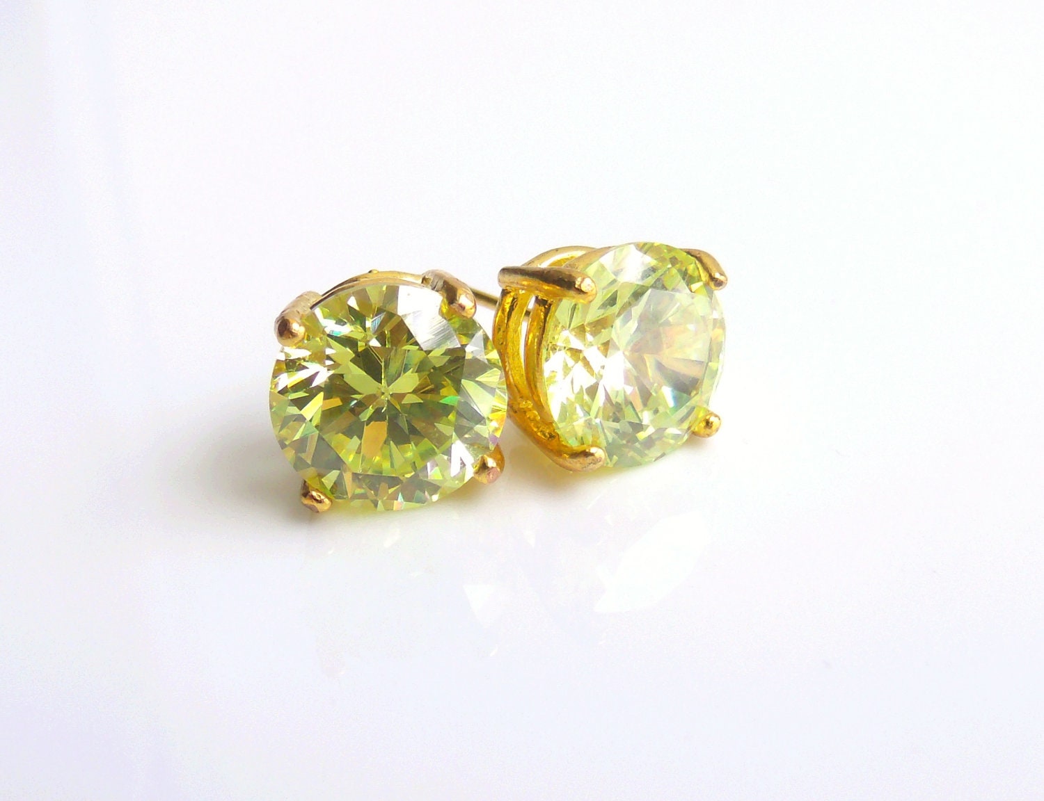 Cubic Zirconia Stud Earrings Goldplated Apple Green 10mm