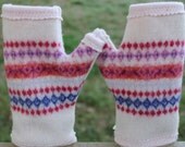 Recycled cashmere and wool fingerless gloves. Iconic Fair Isle pattern in pink, berry, fuchsia, with touches of orange and blue.