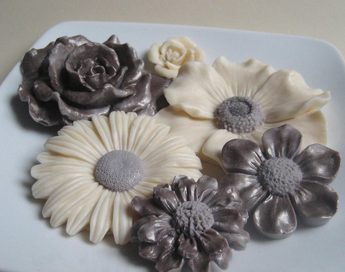 Decorative Flower Soap Set in Tarnished Silver and Cream