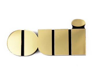 Oui brooch in gold mirror perspex