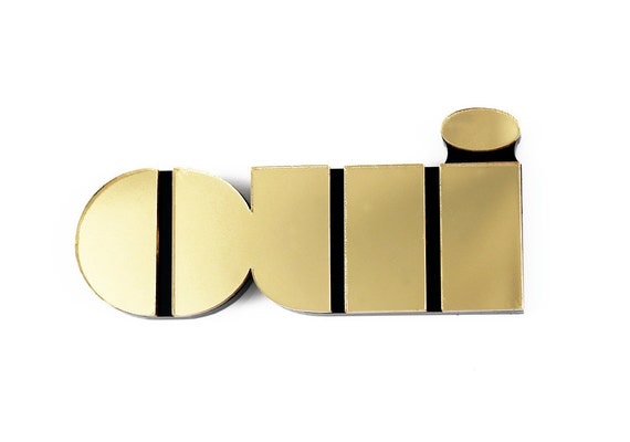 Oui brooch in gold mirror perspex