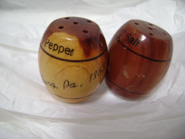 Vintage Salt and Pepper Shakers, Wooden Barrels, Gettysburg, Pennsylvania,  50s, 60s, Kitschy Souvenir