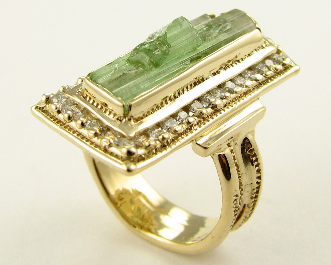 Pillar, a raw gem Ring in 18k Gold