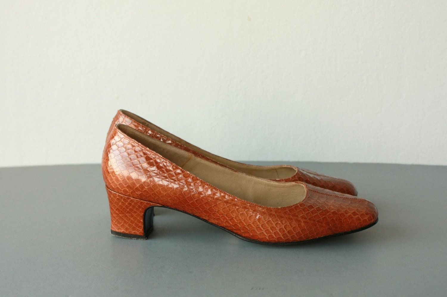 60s pumps / 1960s heels / vintage leather pumps / 60s snakeskin leather heels / 1960s rust round toe pumps - size 9 , 40