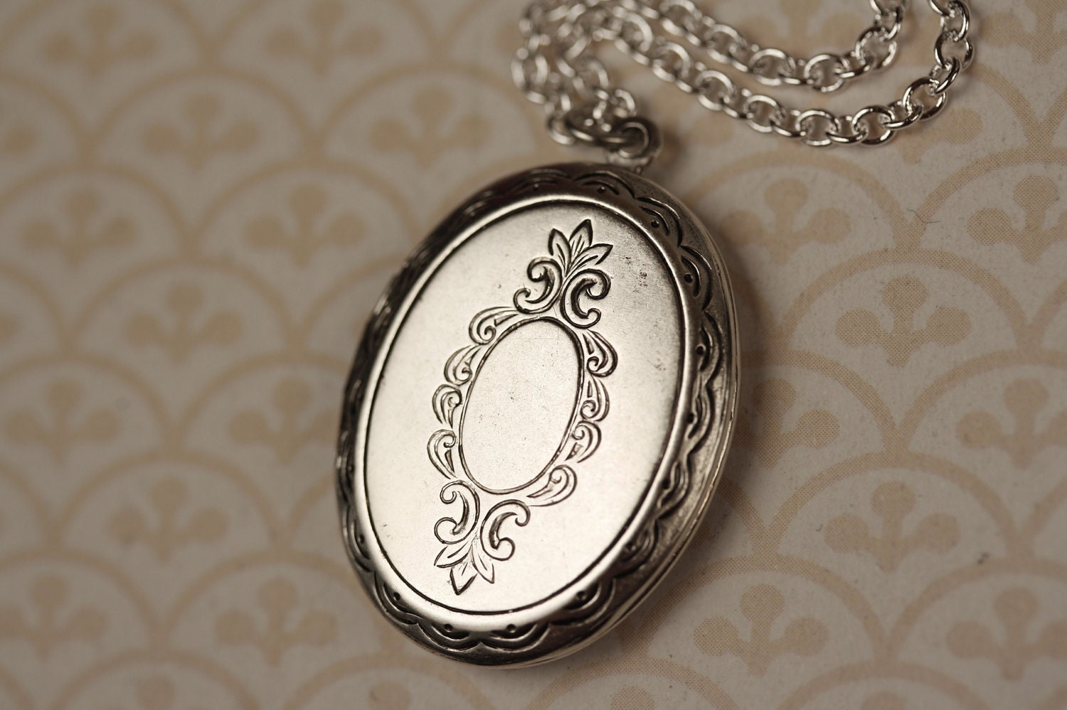 Silver Oval Locket Necklace, Vintage Floral Pendant, Long Fashion, Oval Shape, Simple Jewelry
