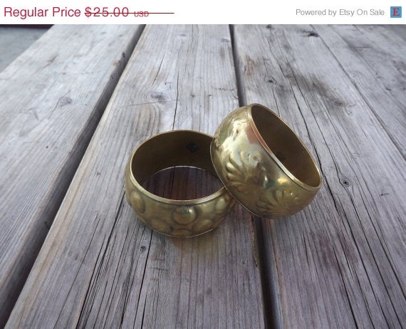 Sale Vintage 1970s Bangle / Leaf Gold Tone Bracelet / Brass Bangle