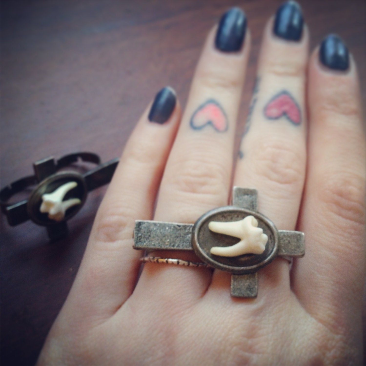 TAXIDERMY COUTURE Coyote Tooth Double Finger Cross ring in Gunmetal Unisex