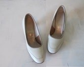 s a l e ....Vintage 60s Shoes / Cream and Tan 1960s Heels / Vintage Pumps