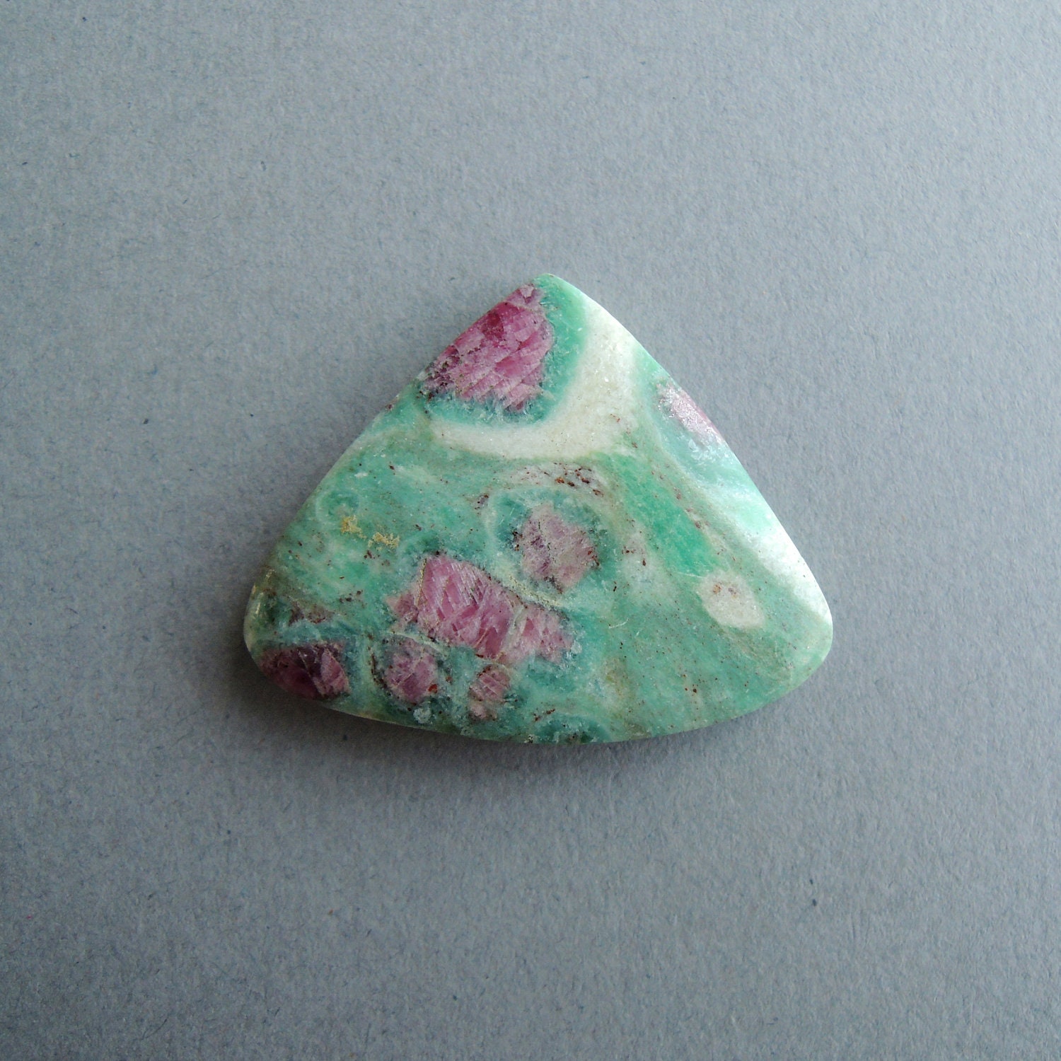 Cabochon - Ruby in fuchsite - 31 by 38 by 6,5 mm
