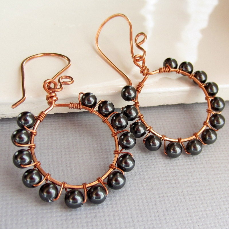 Wire Wrapped Pearl and Copper Hoops. Black Pearl Earrings. Beaded Hoops. Copper Earrings.