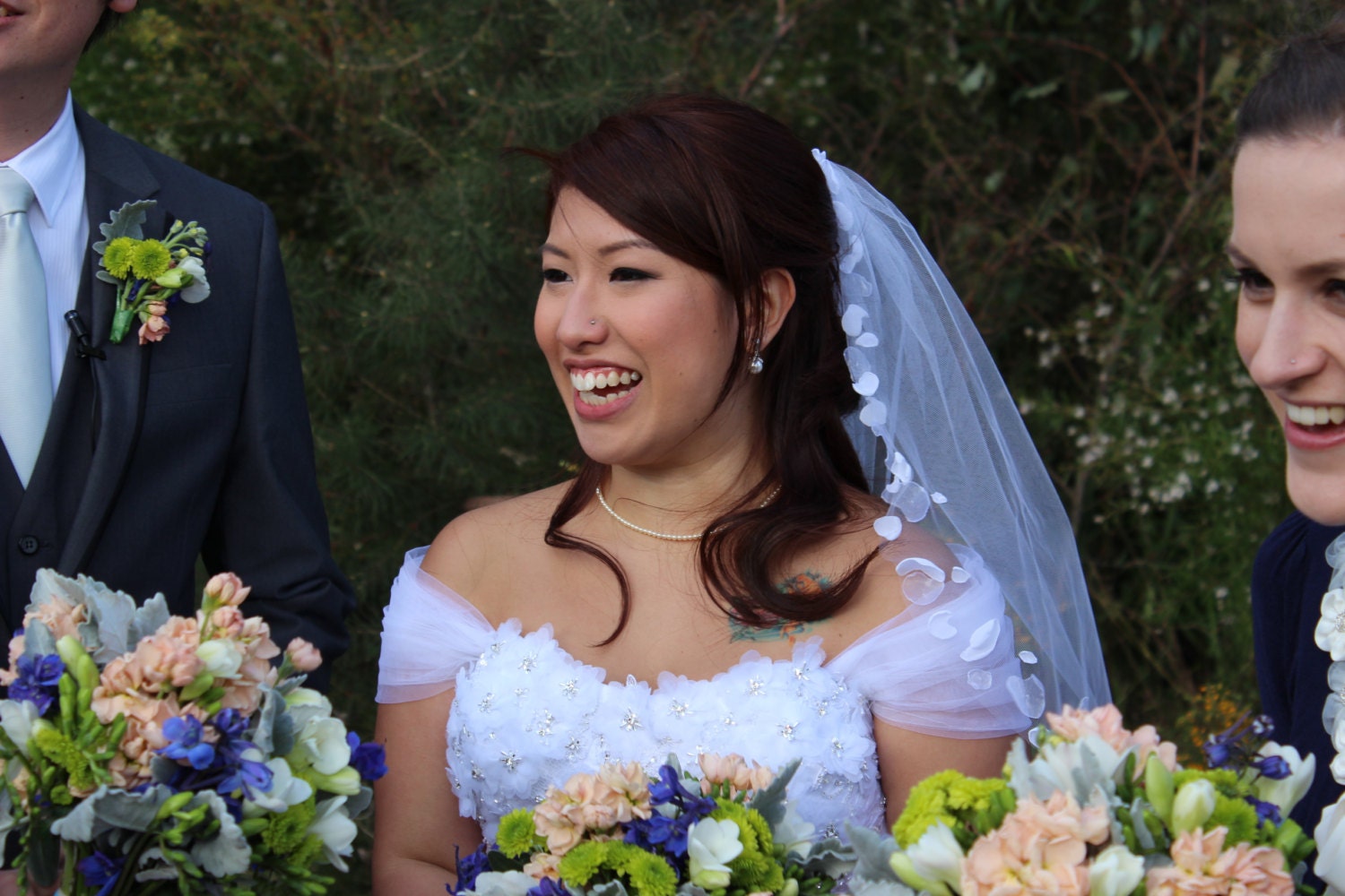 Elbow Length Wedding Veil - Petal Veil- Short Bridal Veil- Elbow Length 25 Inches - Veil with Petals