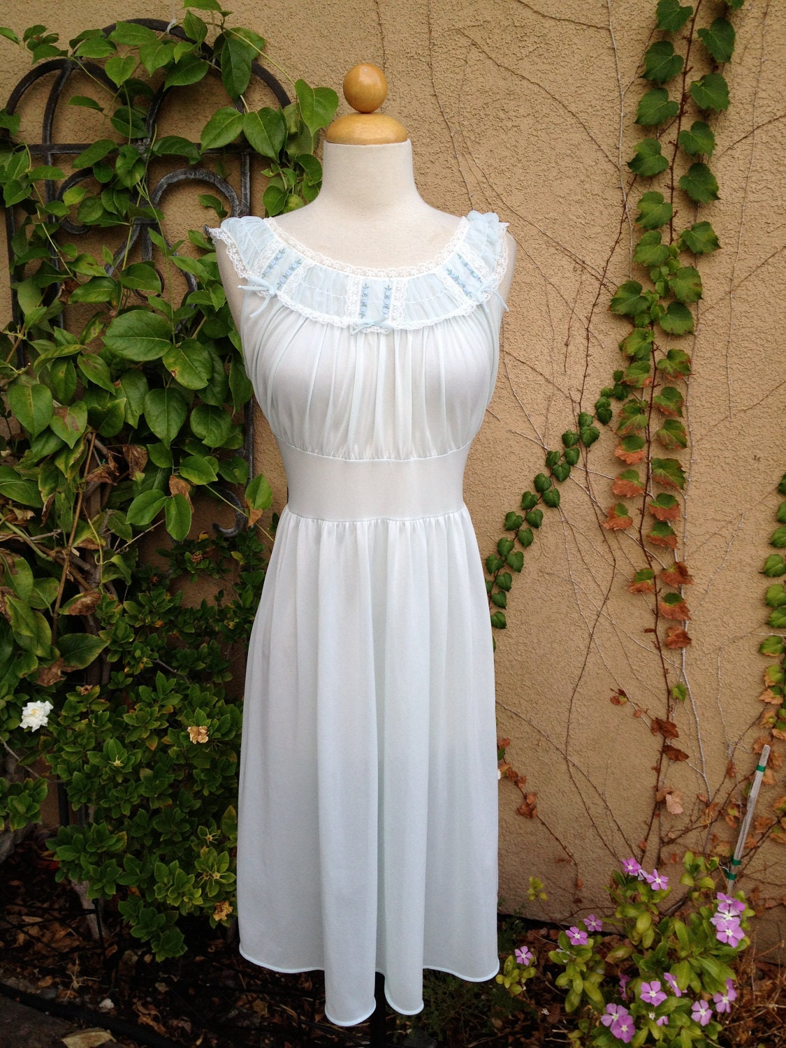 A vintage 1950s 1960s pale blue lace trim sheer baby doll sleep wear lingerie size XS S M