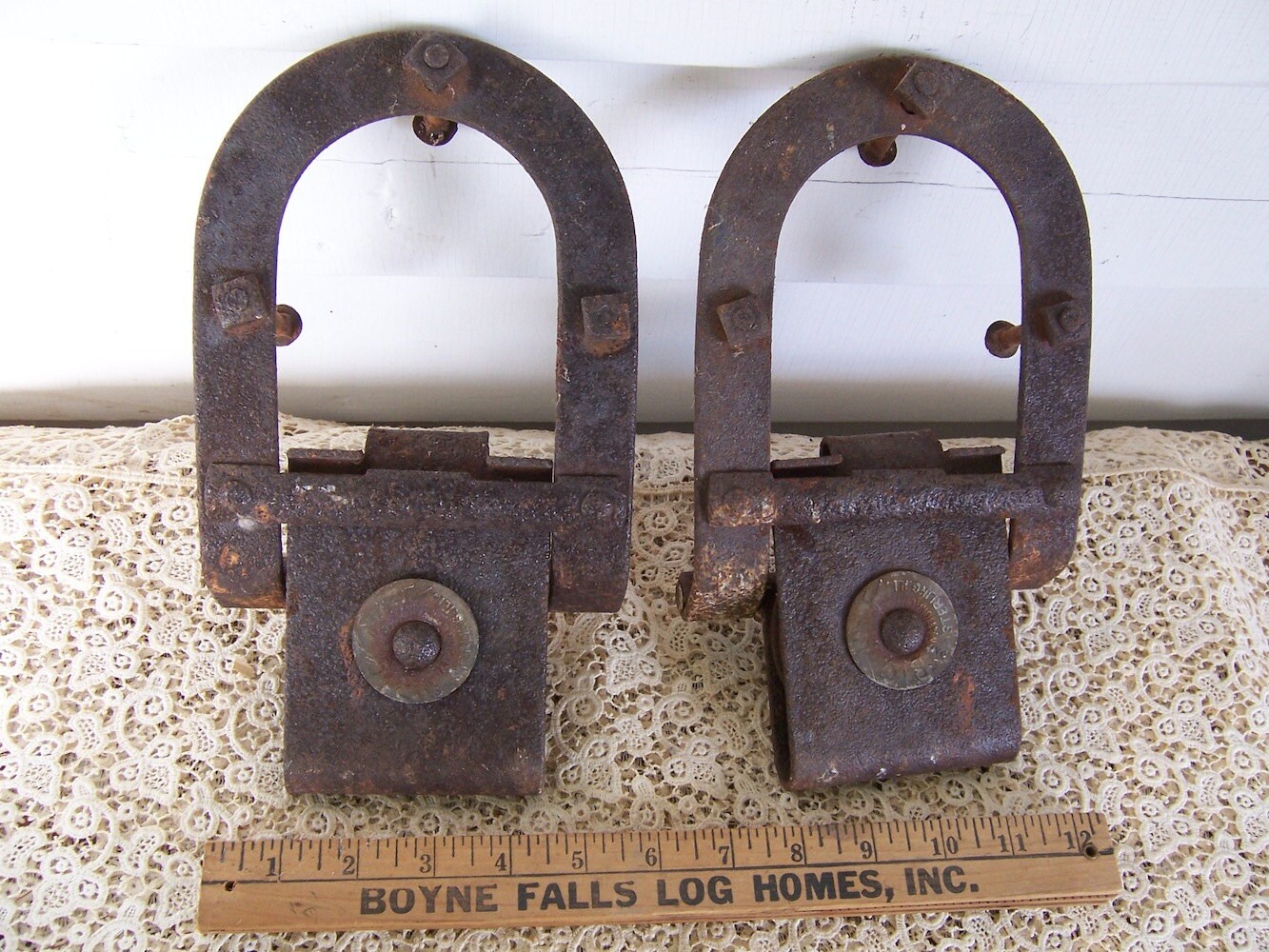 .etsy.com/listing/111792816/rustymetalslidingbarndoorhardware 1333 x 1000