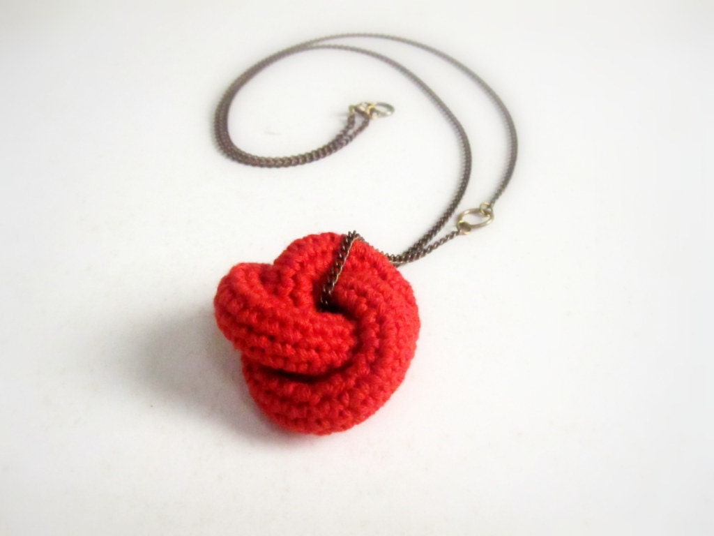 Eternally. Crochet knot pendant in red.