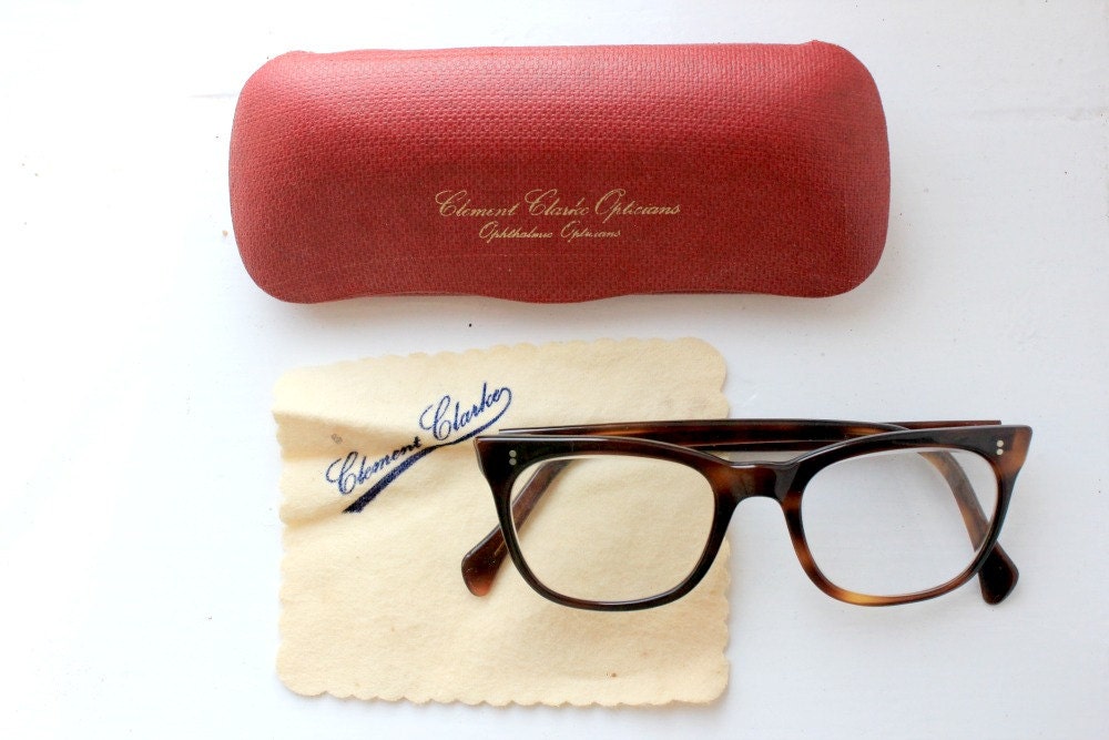 Vintage 60's Brown Tortoiseshell Horn Rimmed Glasses - vommeervintage