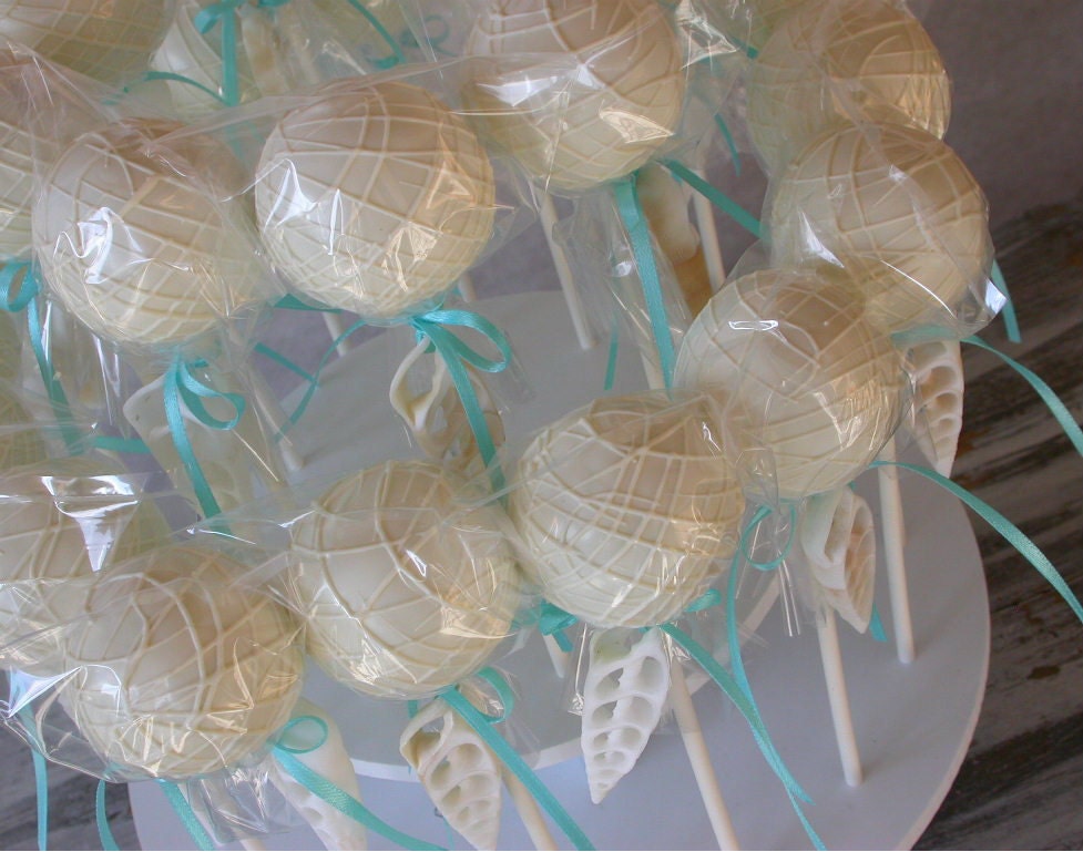 Edible Wedding Favors: Beach Wedding Cake Pops with a seashell keepsake (24)