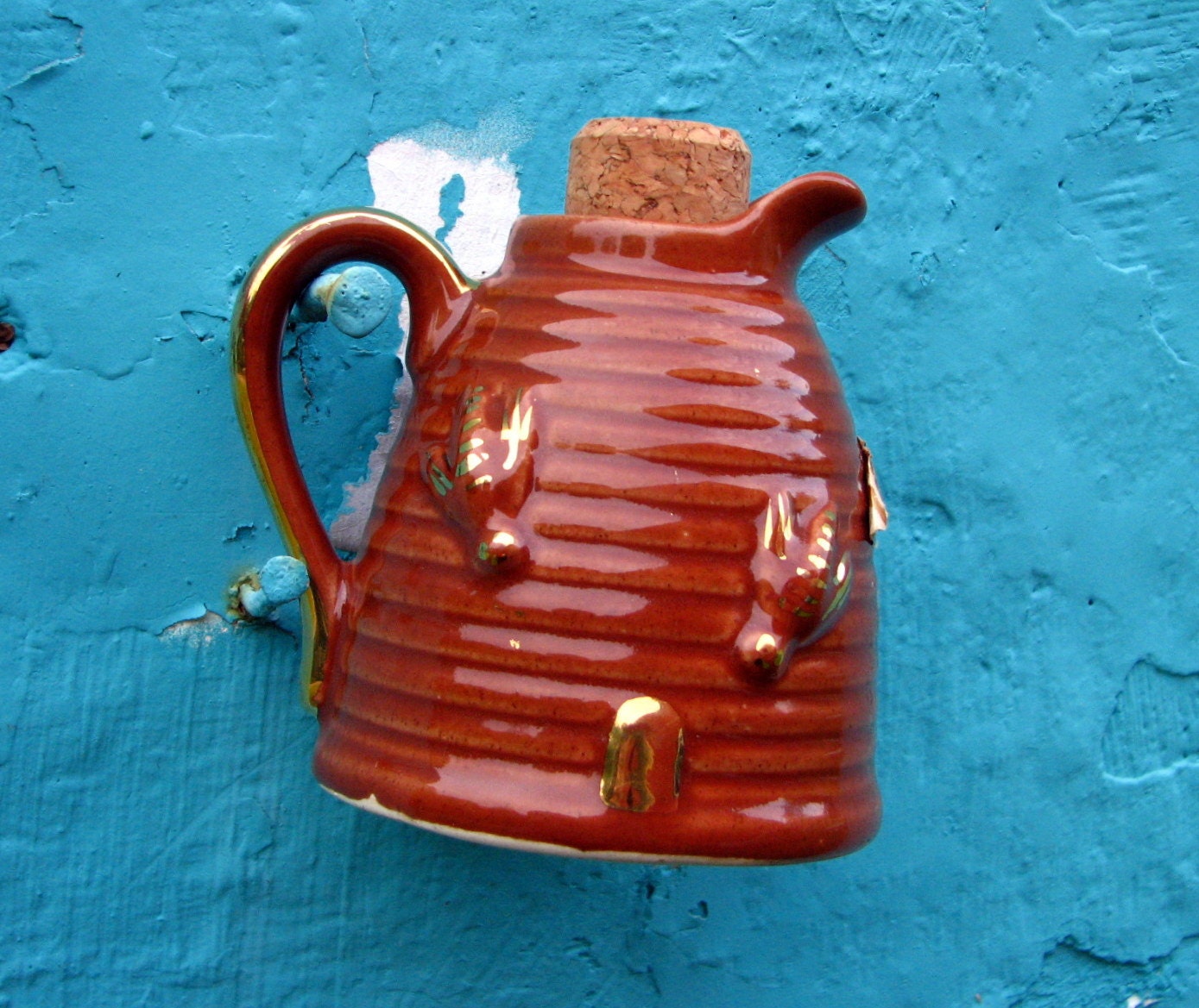 funky midcentury bee skep syrup pitcher -- brown and gold cottage ware