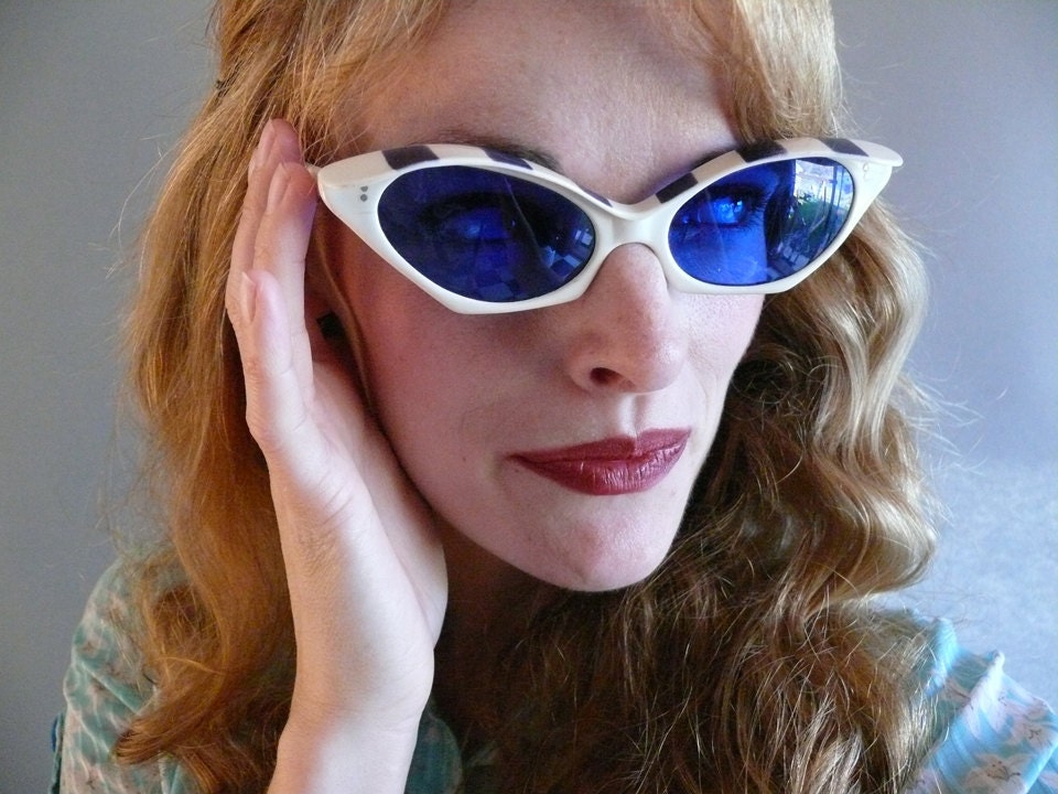 mid century white cat eye pin up sunglasses with blue lenses / 1950s cat eye sunglasses / wonder beach