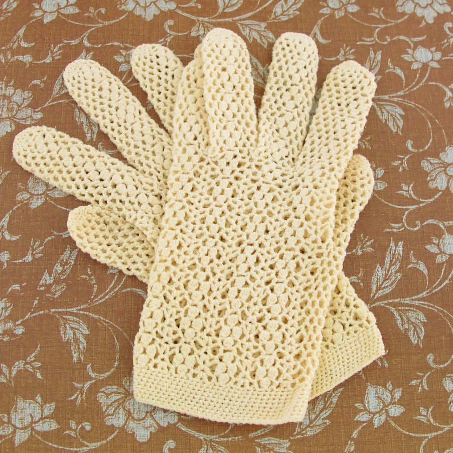 Vintage Gloves Stretch Crocheted Cream Color