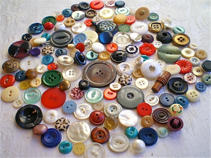 Vintage Buttons, Antique Buttons, Celluloid, MOP, Vegtable Ivory, Rhinestone, Metal, Bone, Glass, Plastic, 140 buttons,  Lot 1B